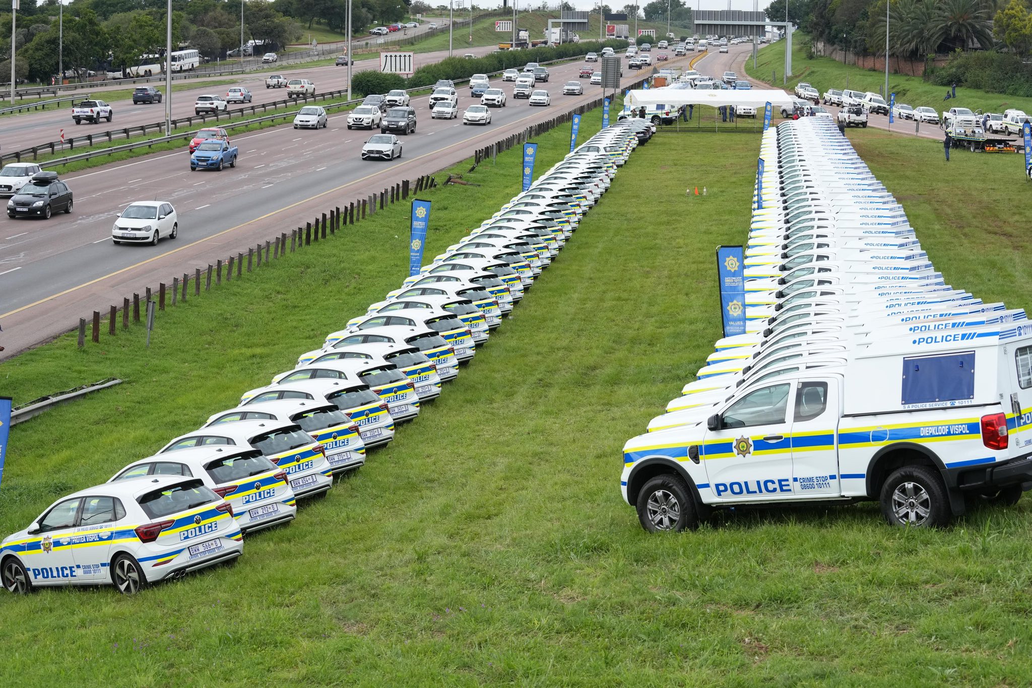 Deputy Minister Mathale and the National Commissioner of SAPS, Gen Fannie Masemola are handing over 150 vehicles in Gauteng