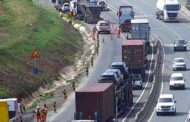 Truck obstructing the N3 Southbound at the ramp from Alan Paton Road
