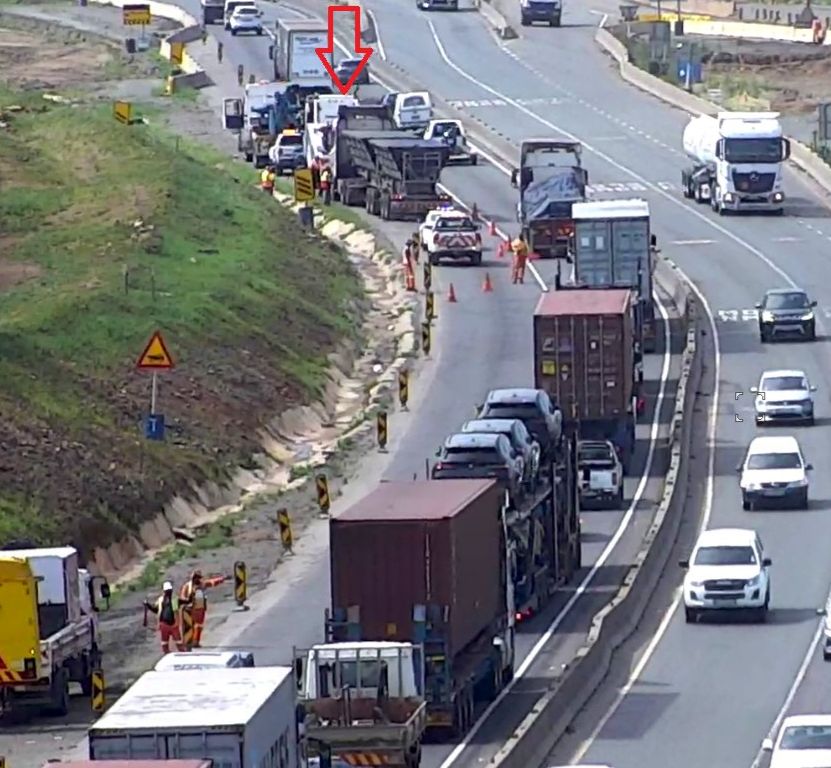 Truck obstructing the N3 Southbound at the ramp from Alan Paton Road