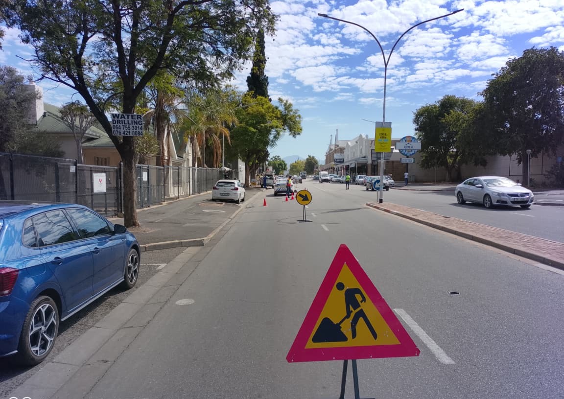 Sinkhole causes a lane closure in Oudtshoorn