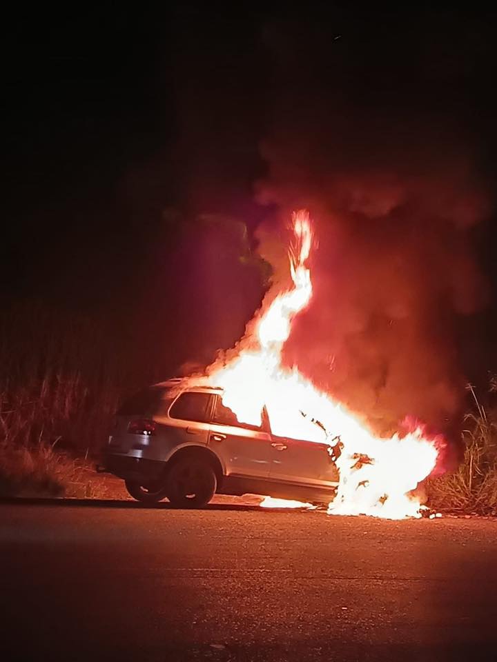 Vehicle Fire Breaks Out While In Motion: R102 - Buffelsdale - KZN