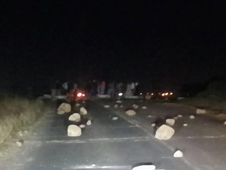 Protest action on the R550 road next to Tsietsie section