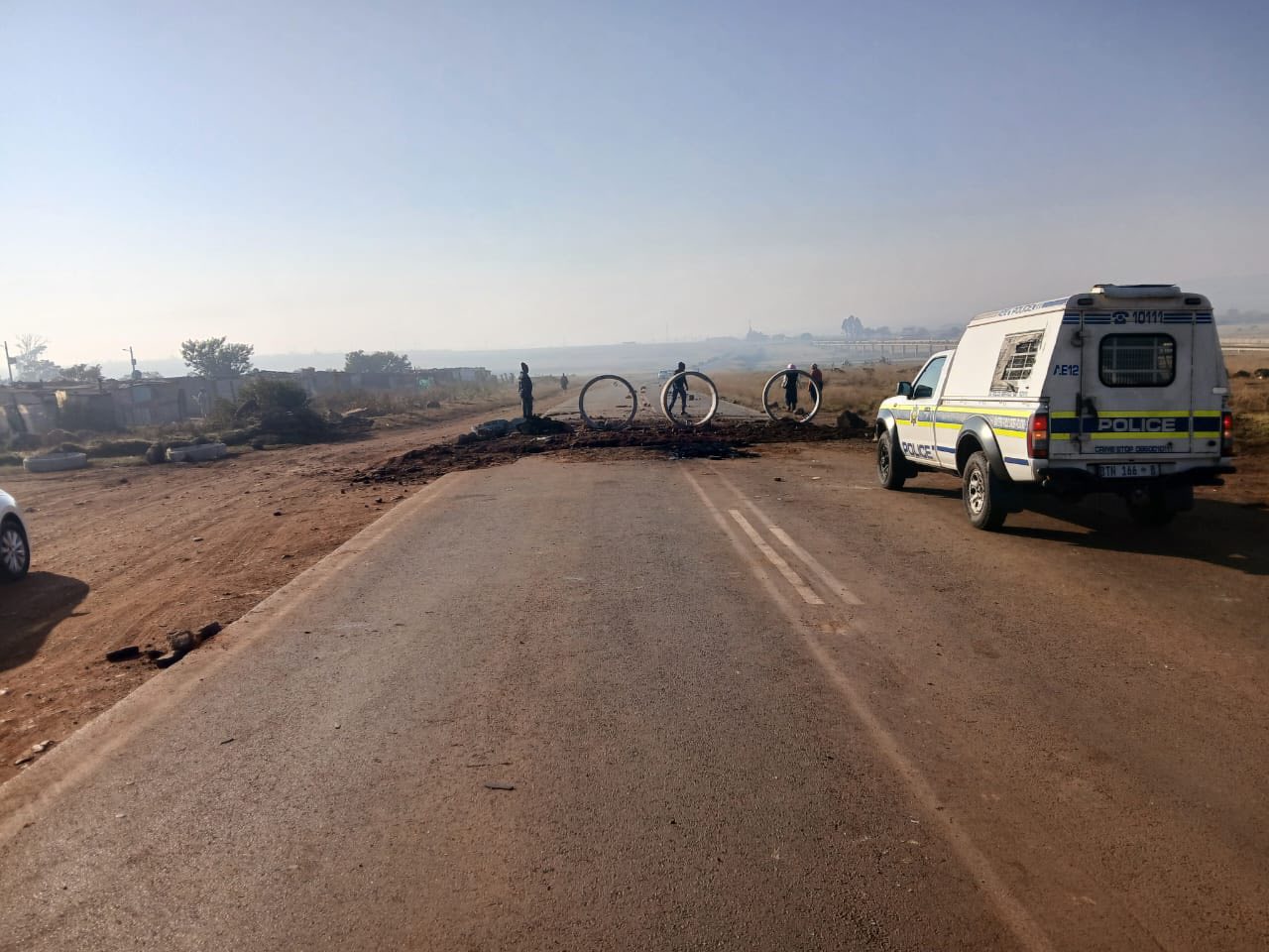 The R550 road next to Tsietsie section remains heavily barricaded with rocks and other objects