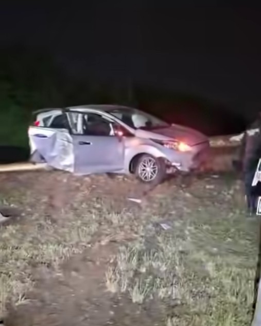 Car veered off the road and crashed at the corner of Estuary Drive and Old Main Road in Missionlands - KZN