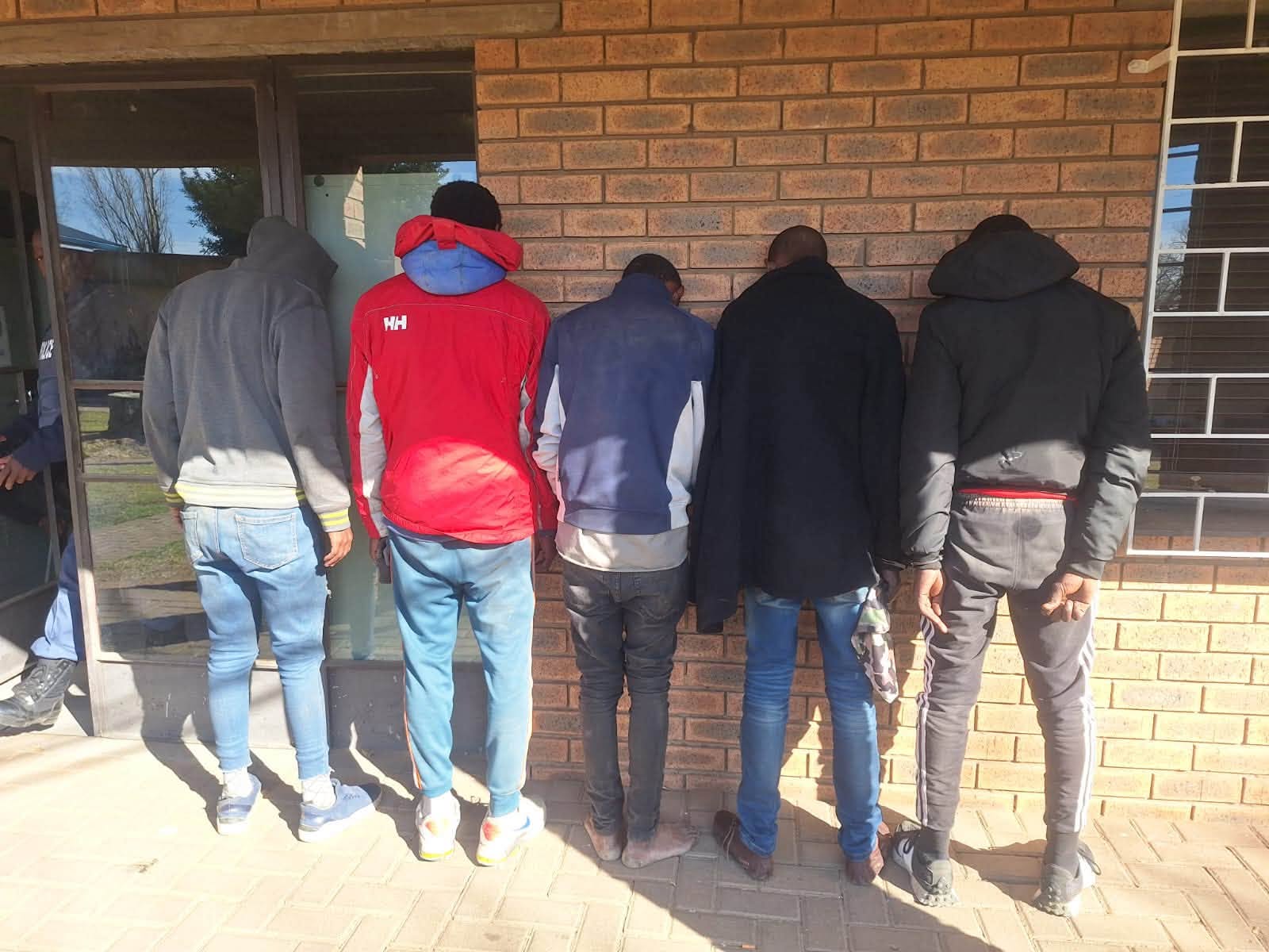 Five suspects arrested for robbery and possession of an unlicensed firearm and drugs, Bloemfontein