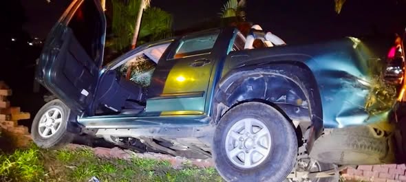 Driver Flees After Crashing Into Wall & Vehicle: Ottawa - KZN