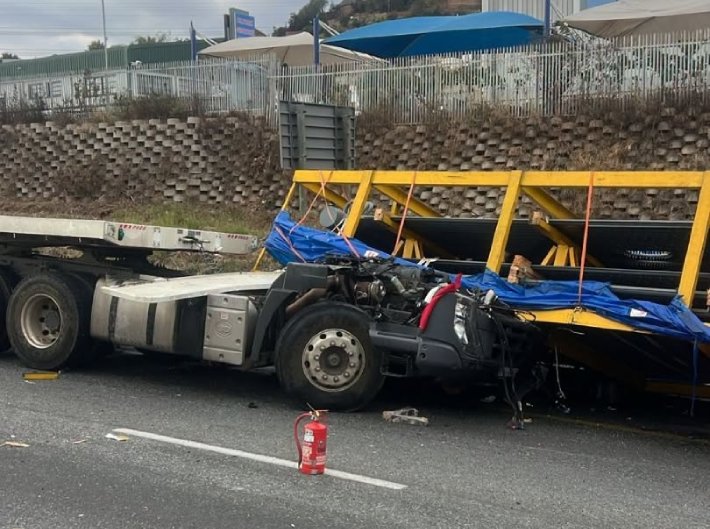 One person deceased in a serious truck crash, Johannesburg South